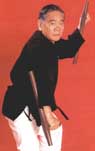 Shinpo Matayoshi mit Tonfa